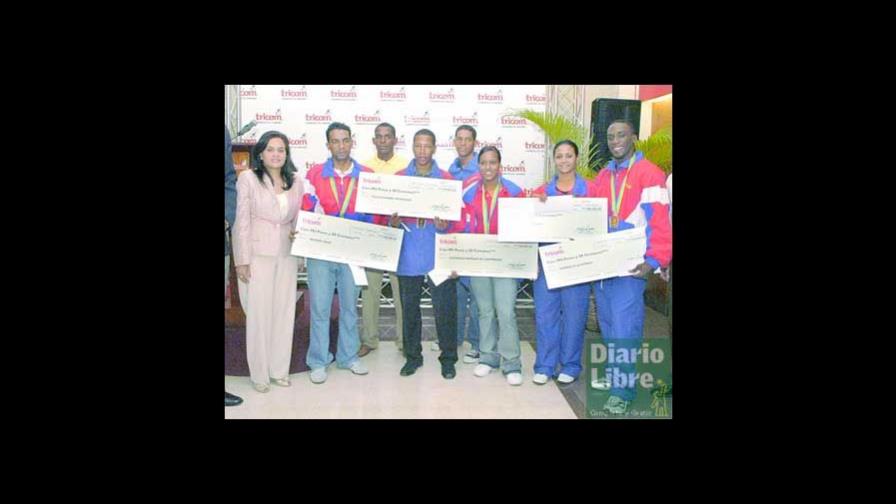 Tricom entrega $100 mil a los medallistas de oro Tricom entrega $100 mil a los medallistas de oro