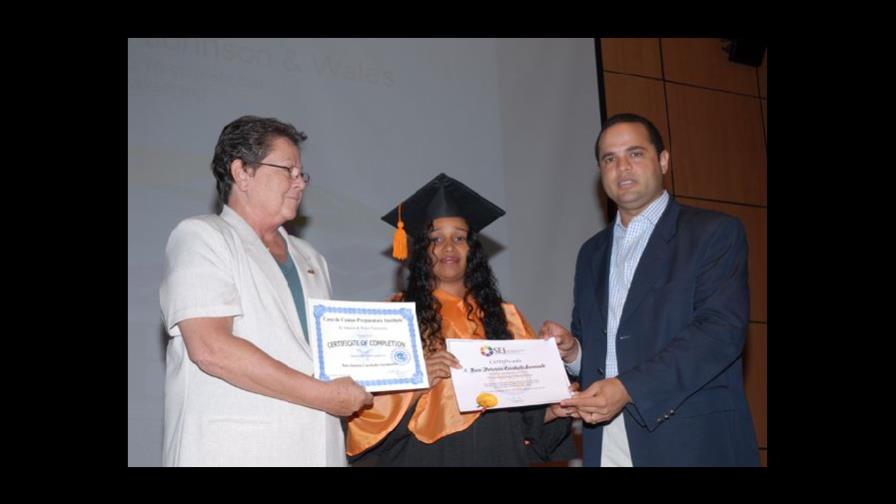 Estudiantes de hotelería reciben sus títulos de graduación