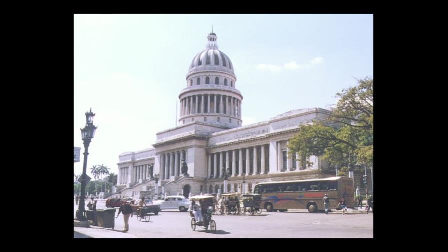 Senador estatal de EEUU demanda a Dios como protesta