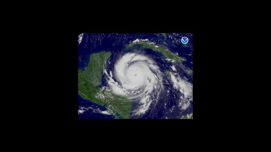 Dean toca suelo mejicano con vientos de 270 kilómetros por hora Dean toca suelo mejicano con vientos de 270 kilómetros por hora