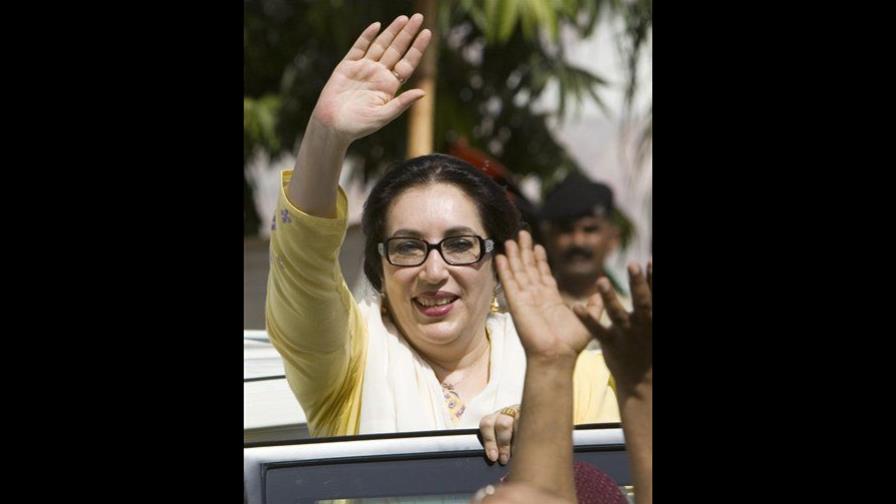 Bhutto aparece en público tras intento de asesinato