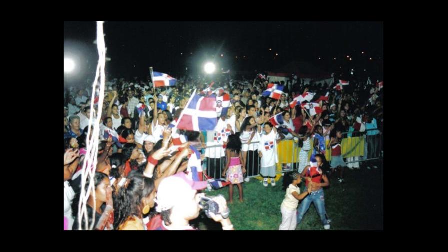 Dominicanos de Montreal, realizan colorido desfile de la Restauración