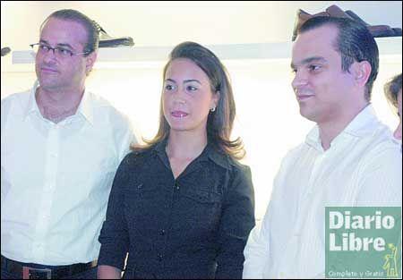 Padres conocen nuevas tendencias al estilo de la firma Kenneth Cole