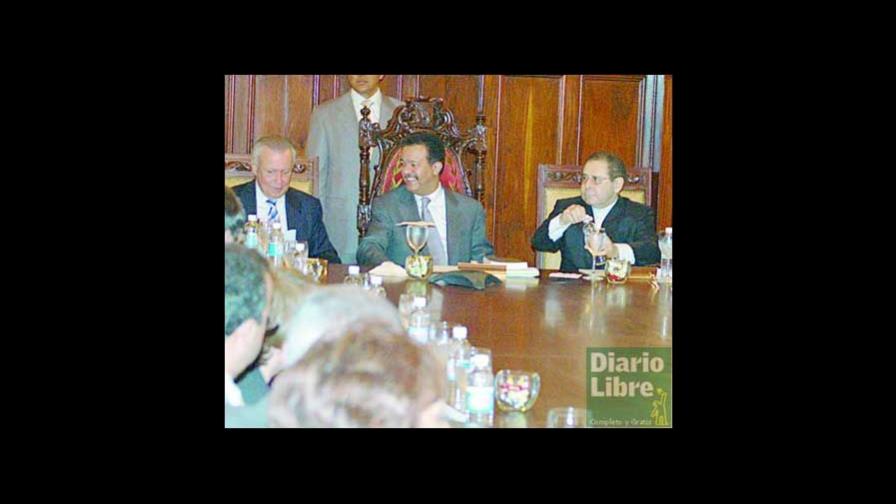 LF repasa temas pendientes en Seguro Familiar de Salud