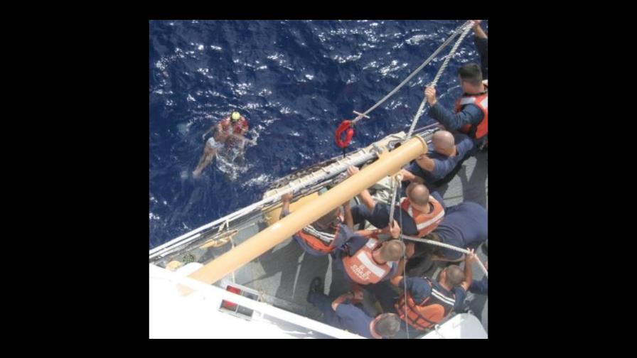 Rescatan en Isla Tortuga a capitán de barco hundido y buscan supervivientes