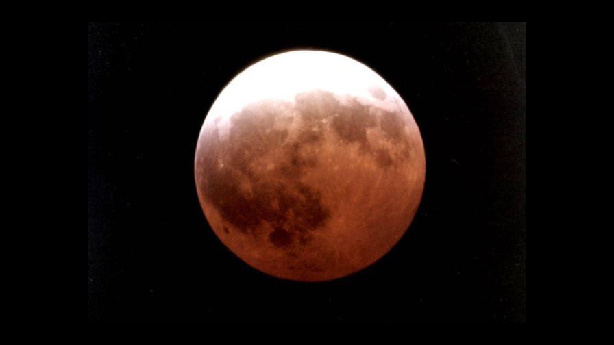 La sombra de la tierra cubrió a la luna durante casi dos horas La sombra de la tierra cubrió a la luna durante casi dos horas