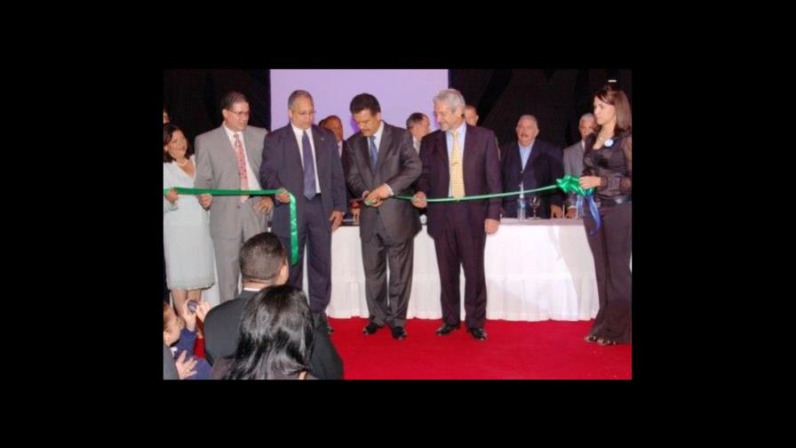 Fernández encabeza inauguración centro oncológico privado