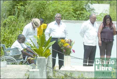 Pocos visitan a sus padres difuntos