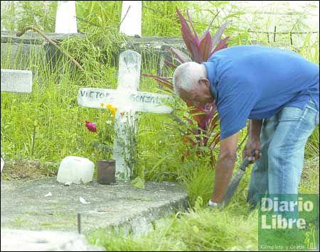 Pocos visitan a sus padres difuntos