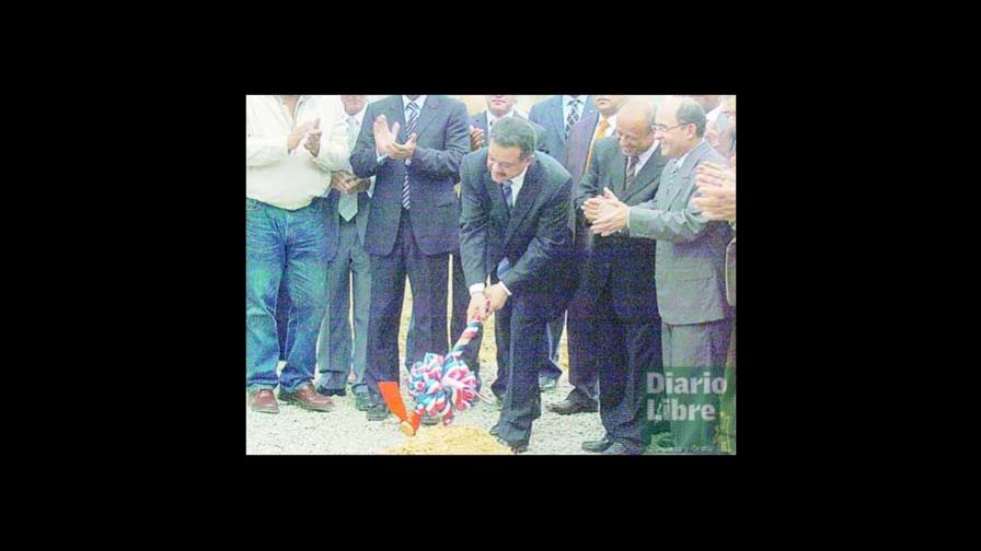 Leonel da primer picazo para el acueducto de Zona Oriental