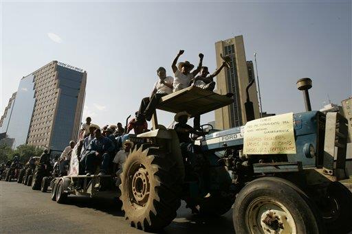 Miles de campesinos marchan en México contra TLCAN