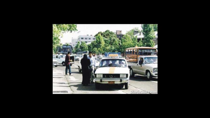Suspenden en Irán taxistas que no usan bien el velo