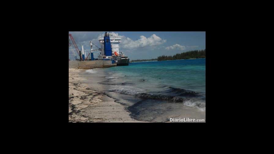 Derrame de fuel-oil afecta la playa Boca Chica y alrededores Derrame de fuel-oil afecta la playa Boca Chica y alrededores