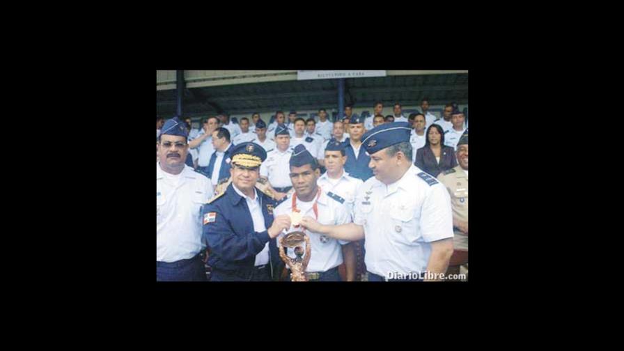 La FAD condecoró al boxeador Félix Díaz