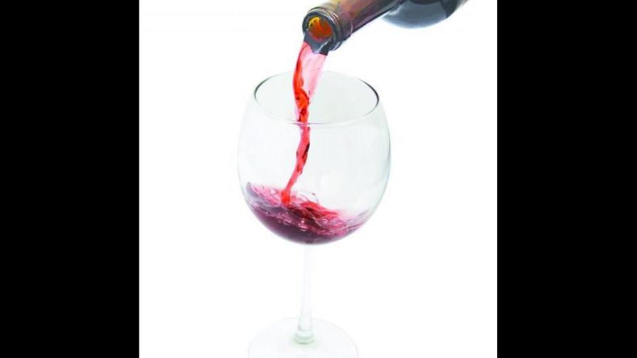 Vino tinto puede retrasar envejecimiento y proteger corazón