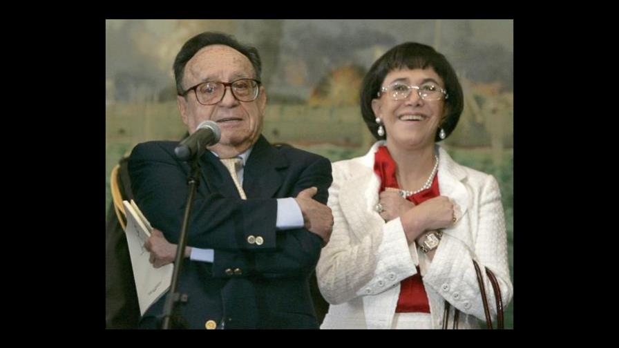 Chespirito recibe homenaje de Congreso peruano Chespirito recibe homenaje de Congreso peruano