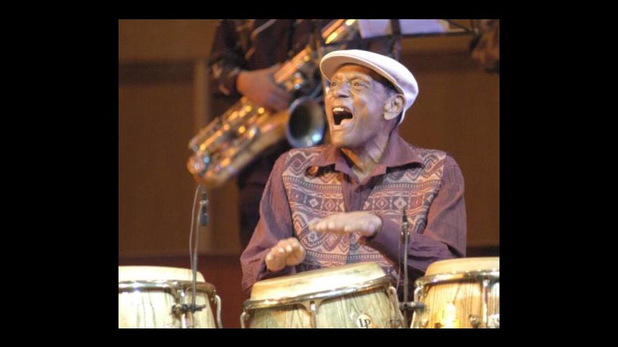 Tata Guines toca congas en el cielo