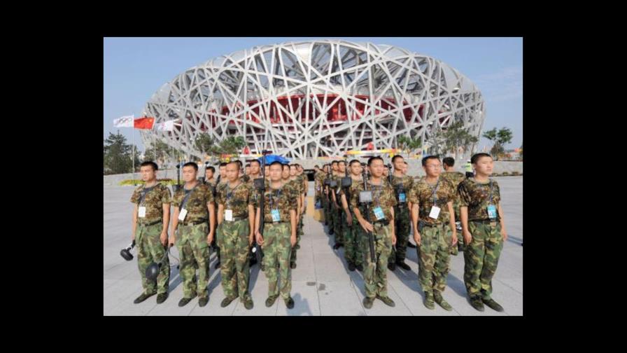 China incrementa seguridad en Pekín y Xinjiang por muerte de policías