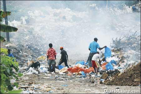 LA BASURA ARROPA A SAMANÁ - Diario Libre