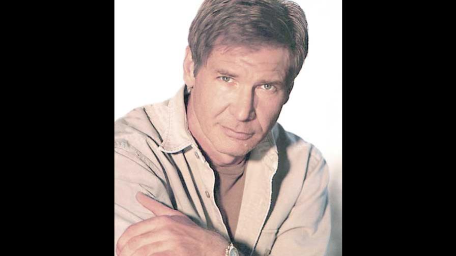 Harrison Ford lava los platos y limpia en casa