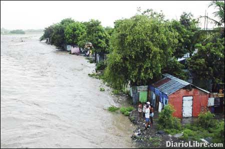 Ríos empiezan a desbordarse en el Sur e inundan viviendas