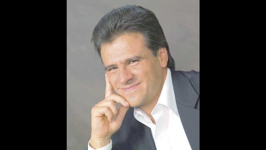 Carlos Cuauhtémoc Sánchez, de la mano de Gianni Paulino Carlos Cuauhtémoc Sánchez, de la mano de Gianni Paulino