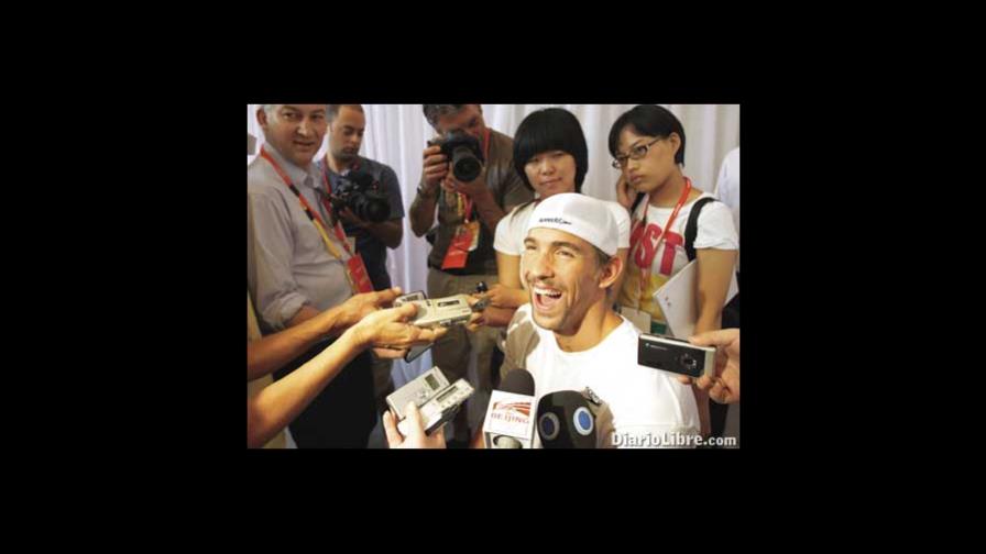 En mar embravecido, un delfín sale a nadar
