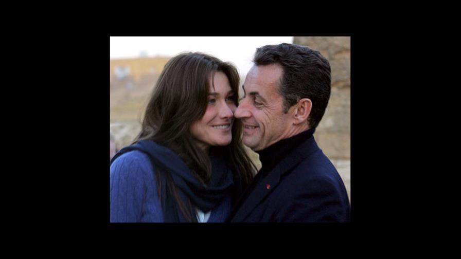 Sarkozy deja entrever que se casará con Bruni, pero no da la fecha