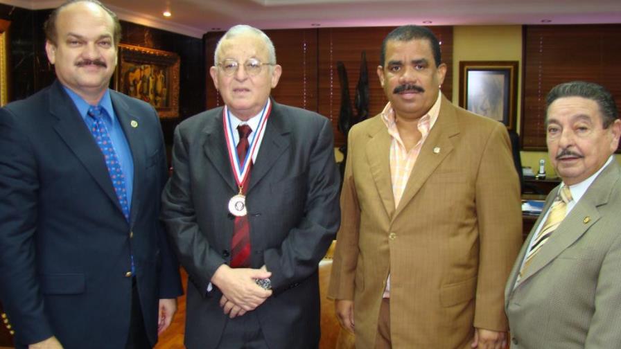 Galardonan a Miguel Cocco con medalla de ciudad West Miami