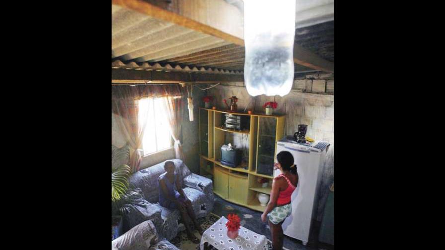 Una botella con agua y lejía da luz en Brasil