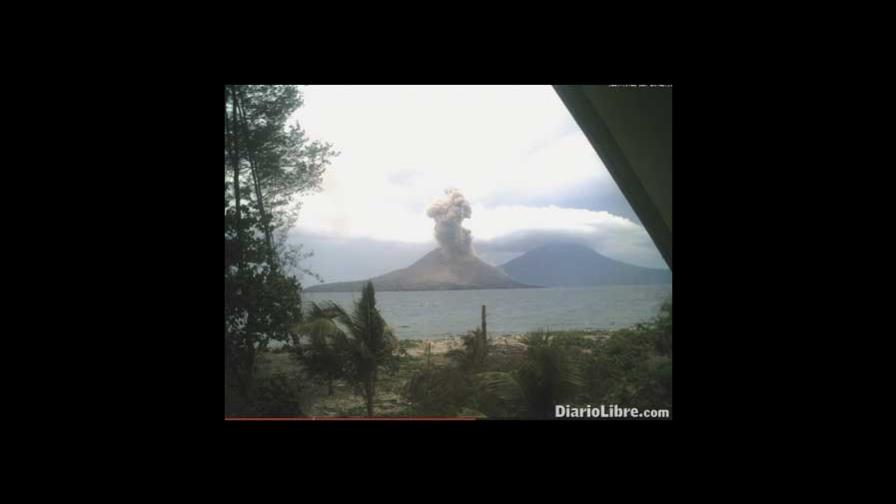 El hijo del volcán Krakatoa amenaza de nuevo a Indonesia