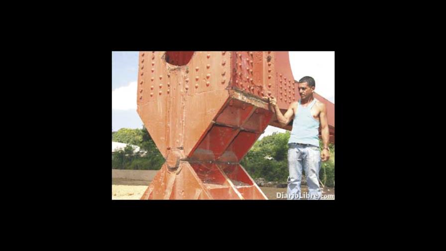 Se deteriora el puente Hnos. Patiño Santiago