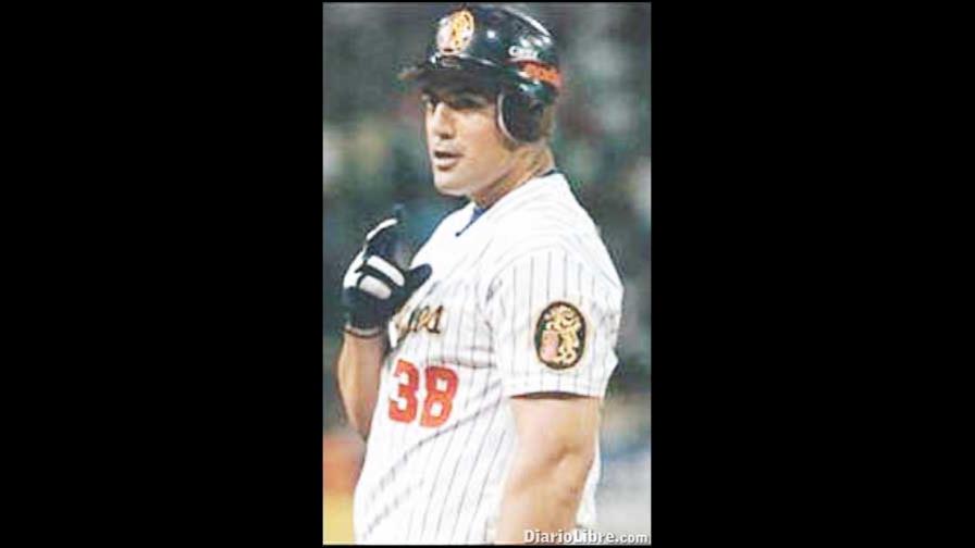 Toletero Alex Cabrera firma con un nuevo club en Japón