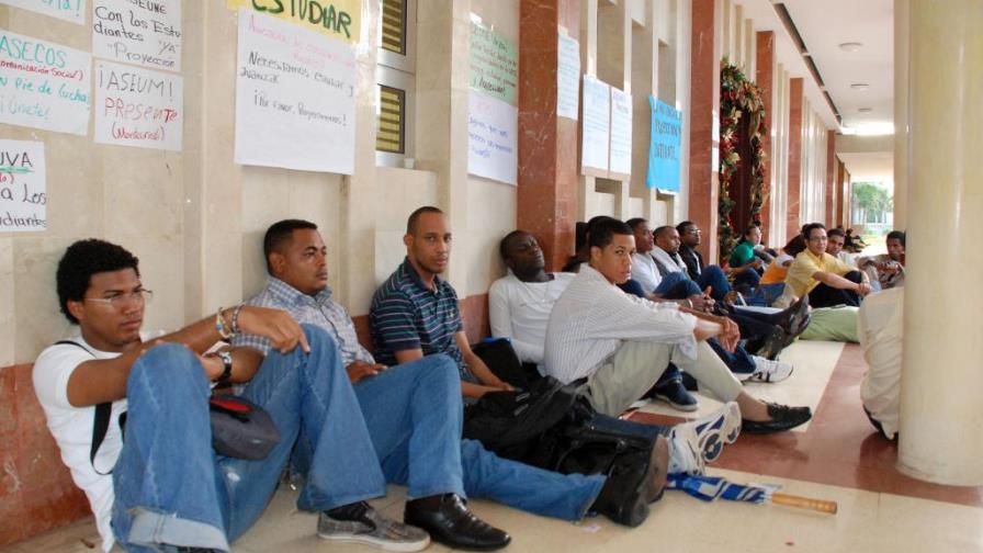 Estudiantes en huelga de hambre están severamente deshidratados
