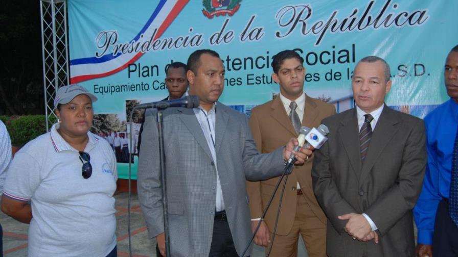 Plan Social entrega ayuda a estudiantes de la UASD