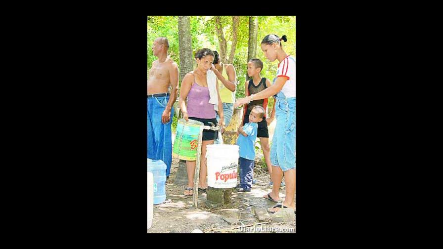 Sectores de Santiago llevan 3 semanas sin agua potable