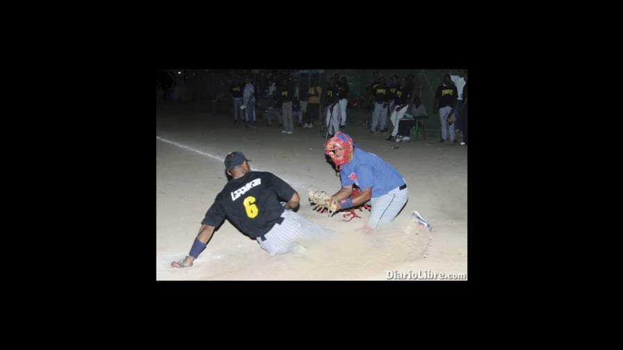 Las Frutas A ganan dos y dominan molichata