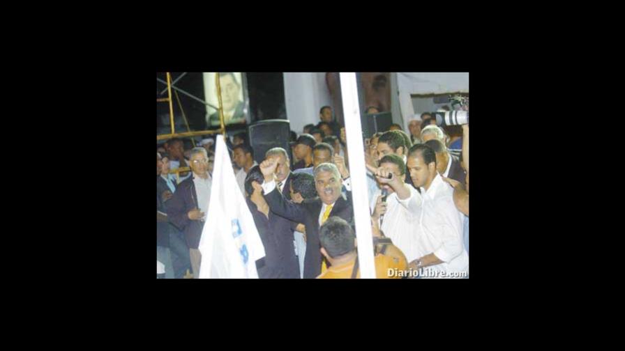 Hoy cierra su campaña Miguel Vargas, con un PRD unido y criticado