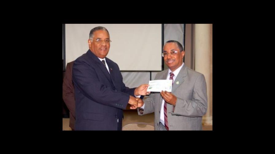 Iglesias evangélicas reciben primera partida de 50 MM de la Presidencia