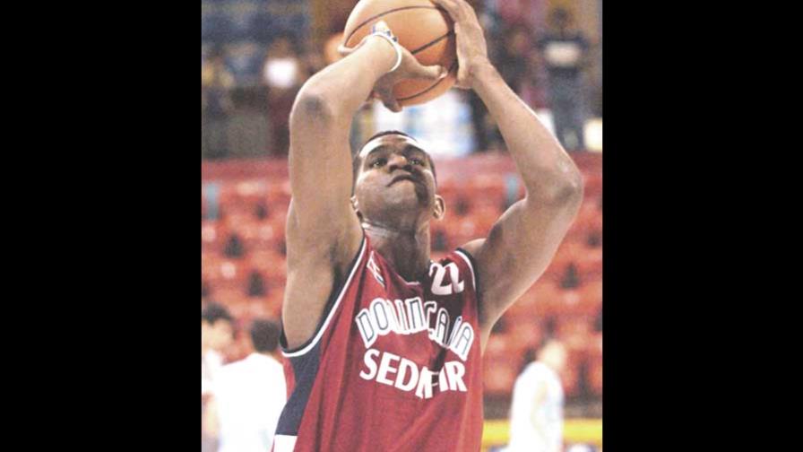 Marlon encesta 30 en básquet de Moca