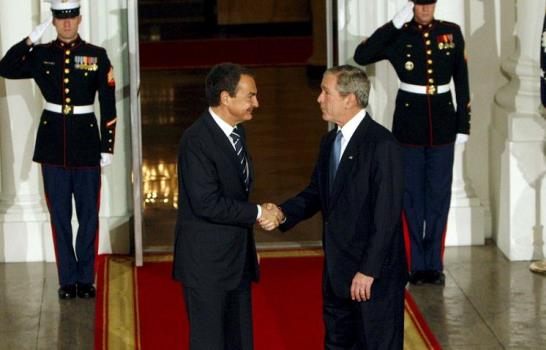 Bush recibe con sonrisa y apretón de manos a Zapatero en Casa Blanca