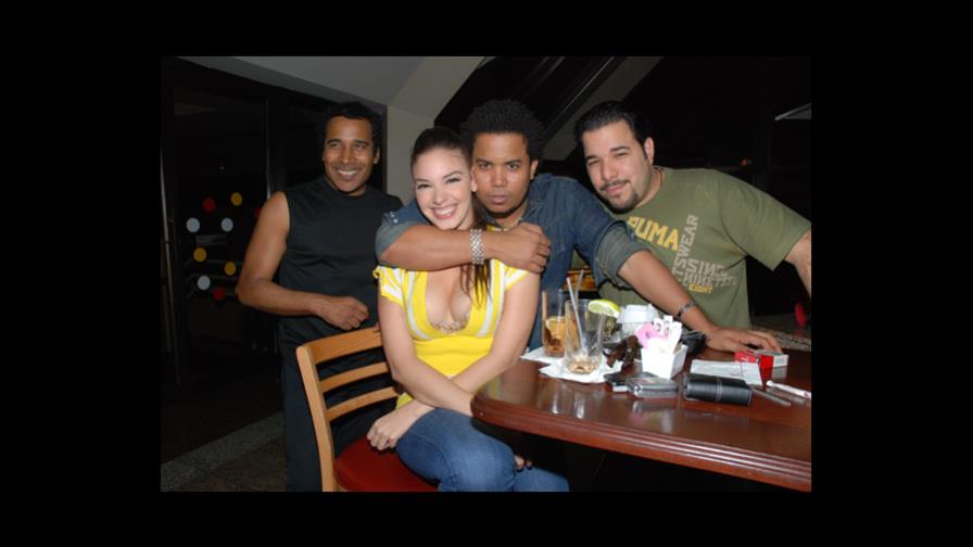 Honey deja a Ilegal Vladimir Dotel Honey deja a Ilegal Vladimir Dotel