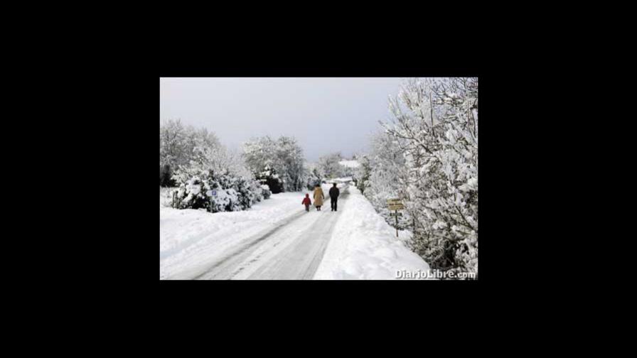 Caminando sobre la nieve en las calles de La Cavalerie