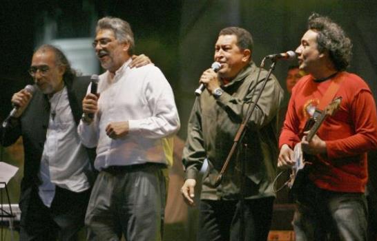 Chávez y Lugo celebran investidura cantando