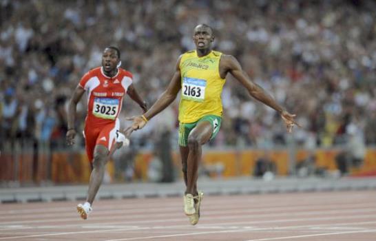 Ussain Bolt corona oro con récord mundial en 100m