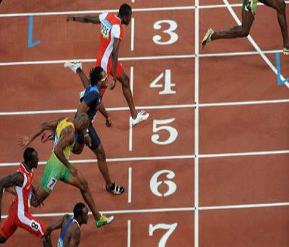 Ussain Bolt corona oro con récord mundial en 100m