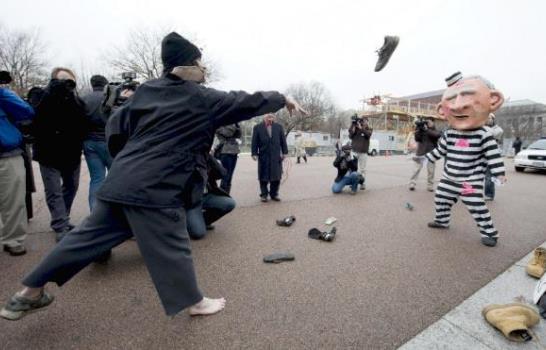 Lanzan zapatos a un muñeco de Bush frente a la Casa Blanca