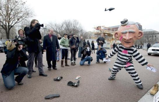 Lanzan zapatos a un muñeco de Bush frente a la Casa Blanca