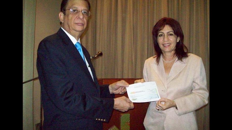 UNPHU recibe pago para proyecto de investigación