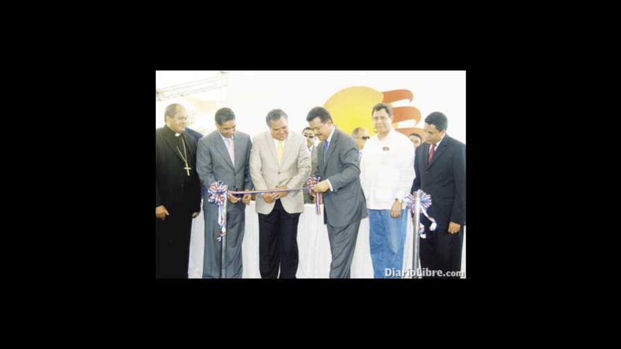 LF inaugura complejo habitacional en PP